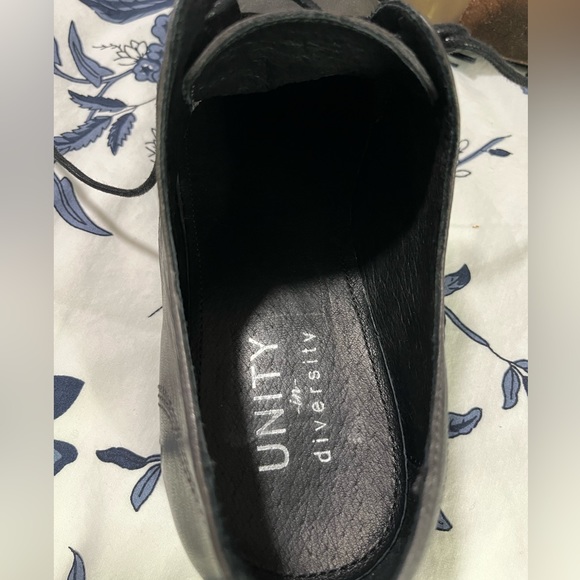 Unity in Diversity Lace Up Oxford 40 - Picture 4 of 7